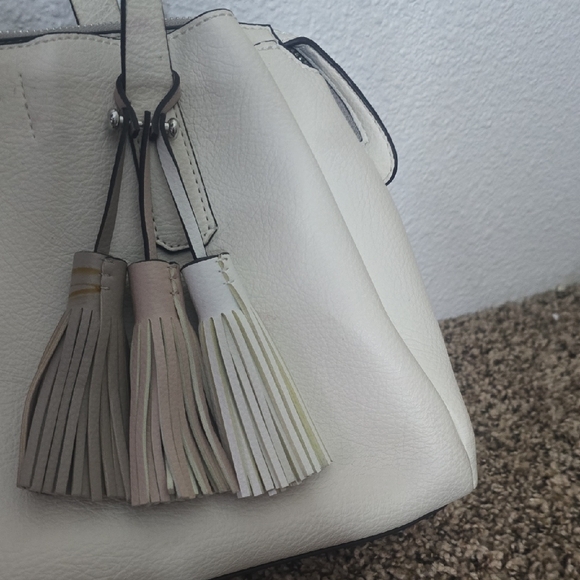 Guess White Leather Shoulder Bag W/ Colorful Tassel Bag Charms (FAIR/GOOD) ✨️ - Picture 5 of 16